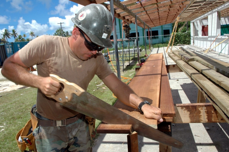 ebeniste-TOURTOUR-min_worker_construction_building_carpenter_male_job_build_helmet-893290